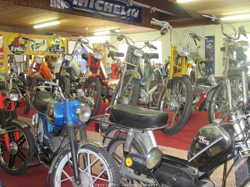 Mofas der 1970iger Jahre auf dem Podest