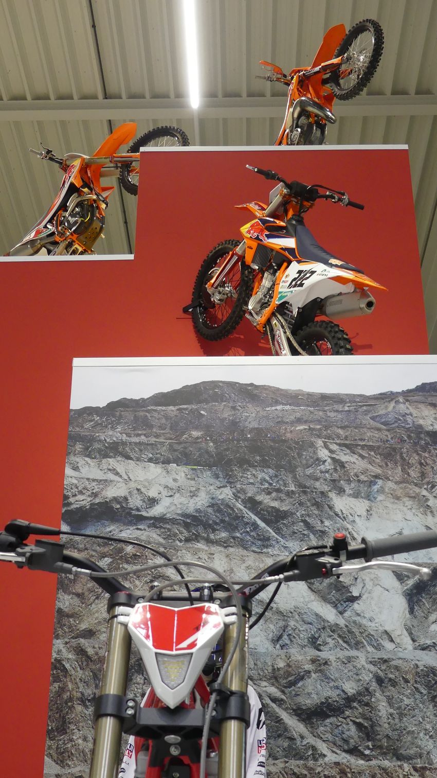 003 KTM bis an die Decke