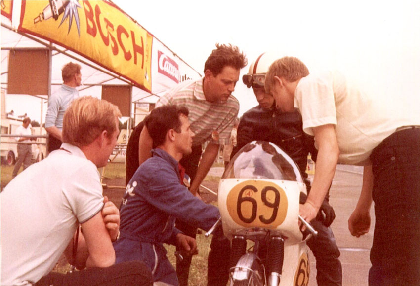 Norisring 1968, Backes auf Garelli 50 mit Monteur Goegel und Fans