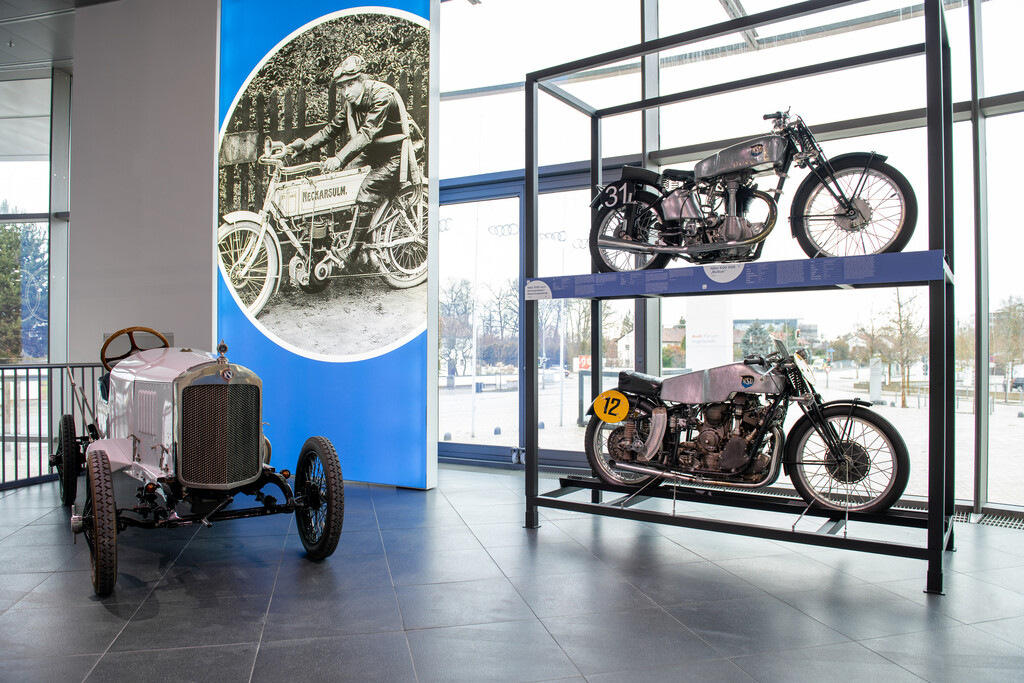 Exhibits in the new special exhibition “Der fünfte Ring”: The photo in the background shows Gertrude Eisemann – the “master of the motorcycle” – on a 2 hp NSU motorcycle. In 1905, she became the first female motorcyclist to win the Eisenach-Berlin-Eisenach long-distance race at an average speed of 42 km/h.