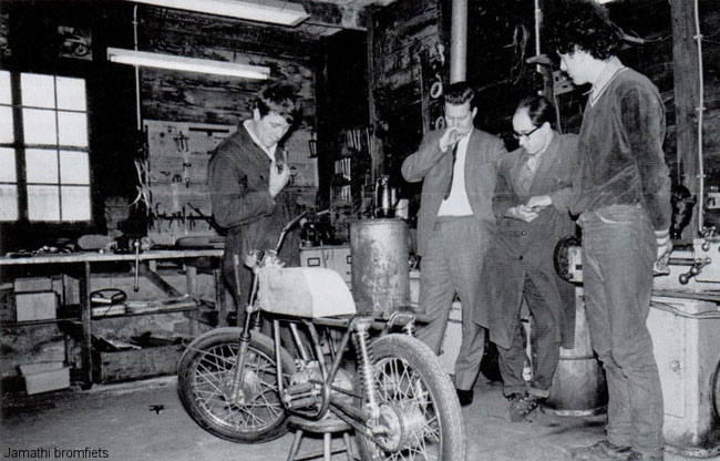 Jamathi-moped-werkstatt.jpg (79181 Byte)